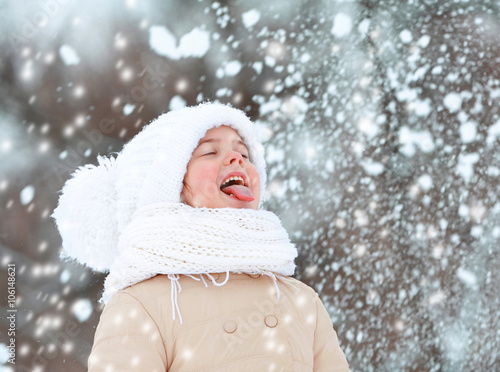 Little girl with winter clo...