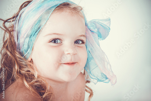 bella bambina di 3 anni sorridente