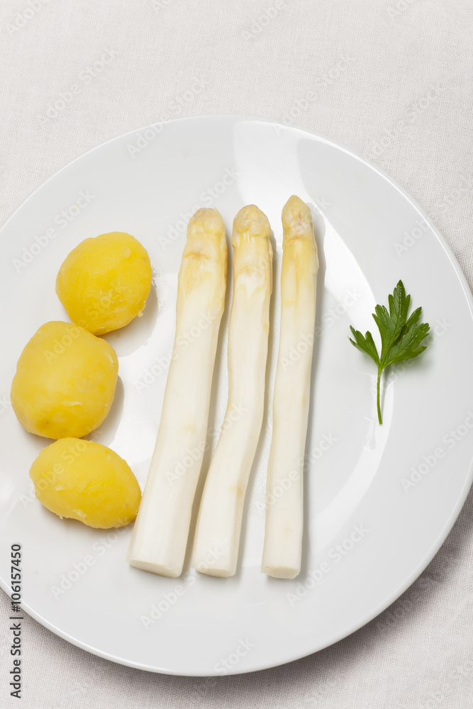 weißer Spargel mit Kartoffeln auf einem Teller weißer Spargel mit Kartoffeln auf einem Teller