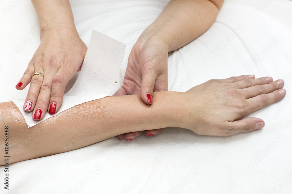 Woman in a beauty salon doing depilation