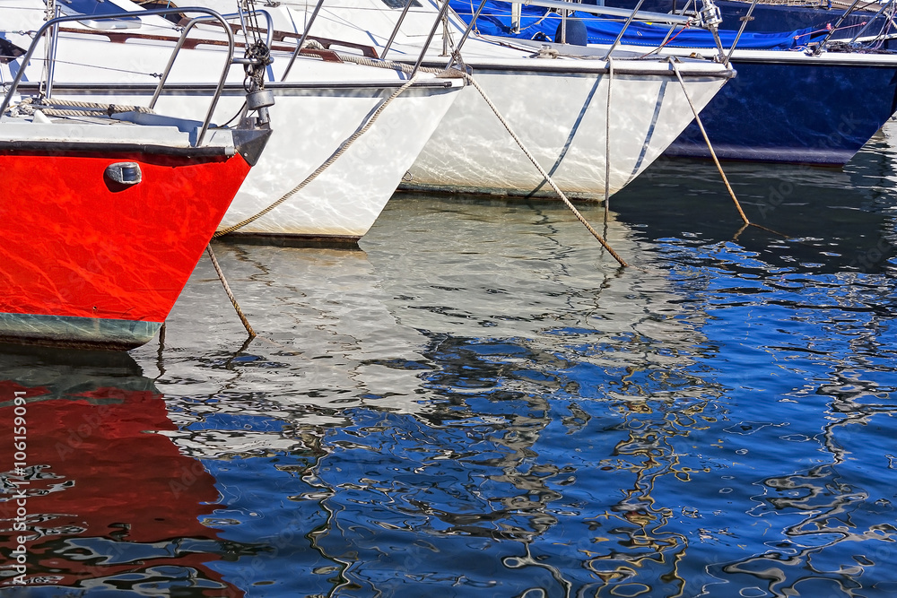 Naklejka premium Sailing boats, of various colors, moored