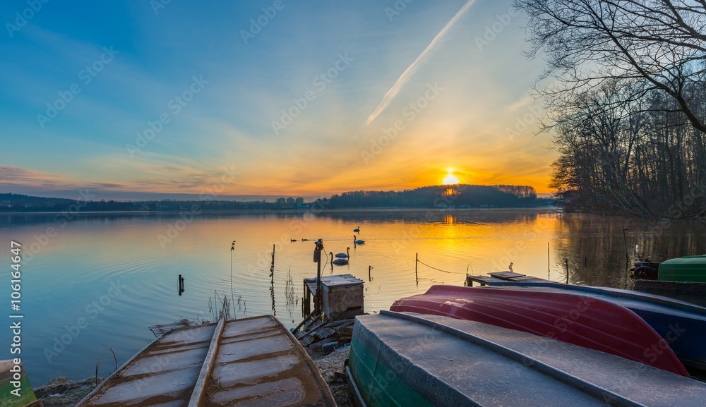 Obraz premium Lake shore with fisherman's boats in colorful landscape