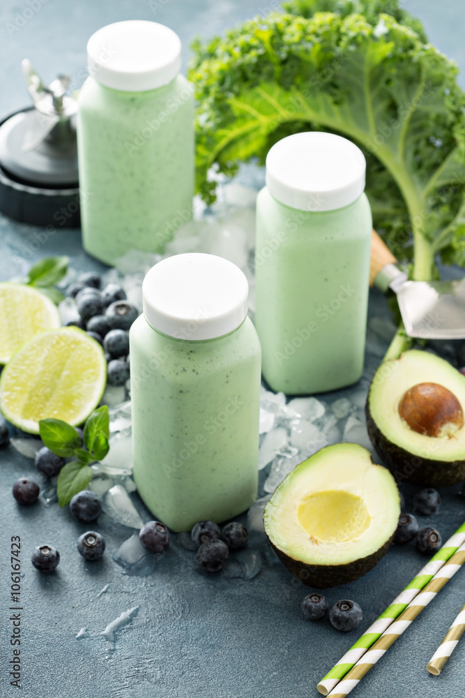 Green smoothies in small bottles to go Green smoothies in small bottles to go
