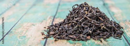 Billede på lærred Loose dried darjeeling black tea leaves over wooden background