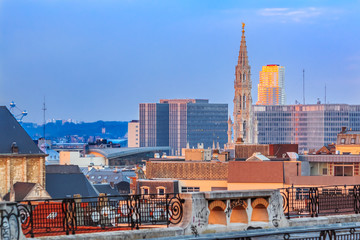 Handdoek met foto Brussel Brusselse skyline in avondlicht  © SvetlanaSF