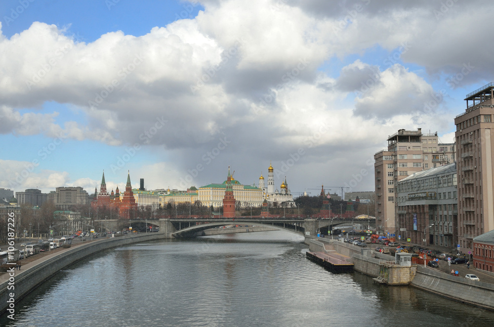 Московский кремль в пасмурную погоду