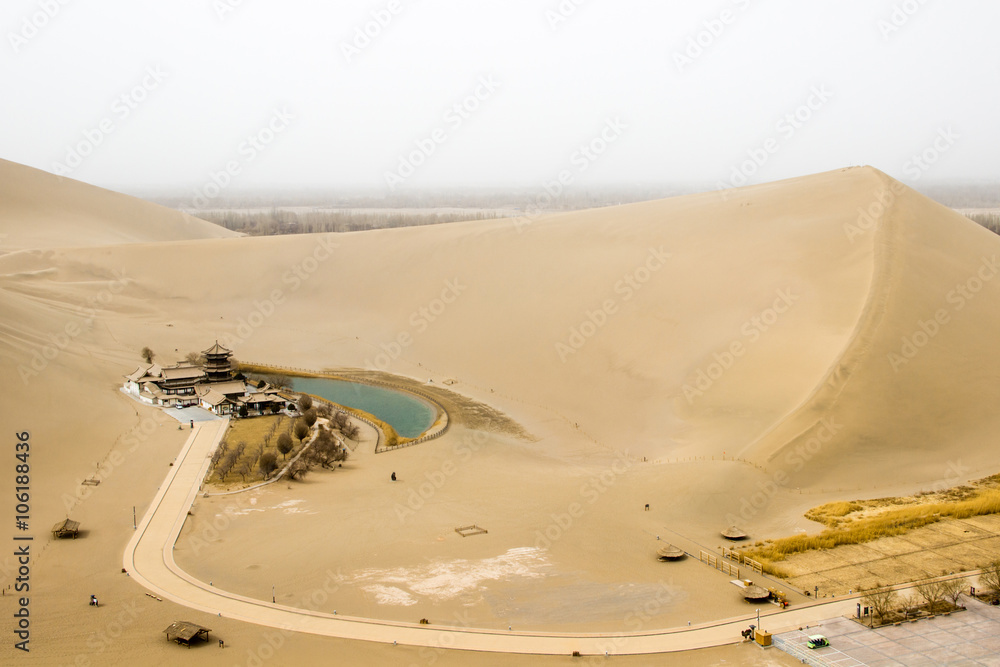 Obraz premium Mingsha shan sand mountain and Crescent moon lake in Dunhuang, G