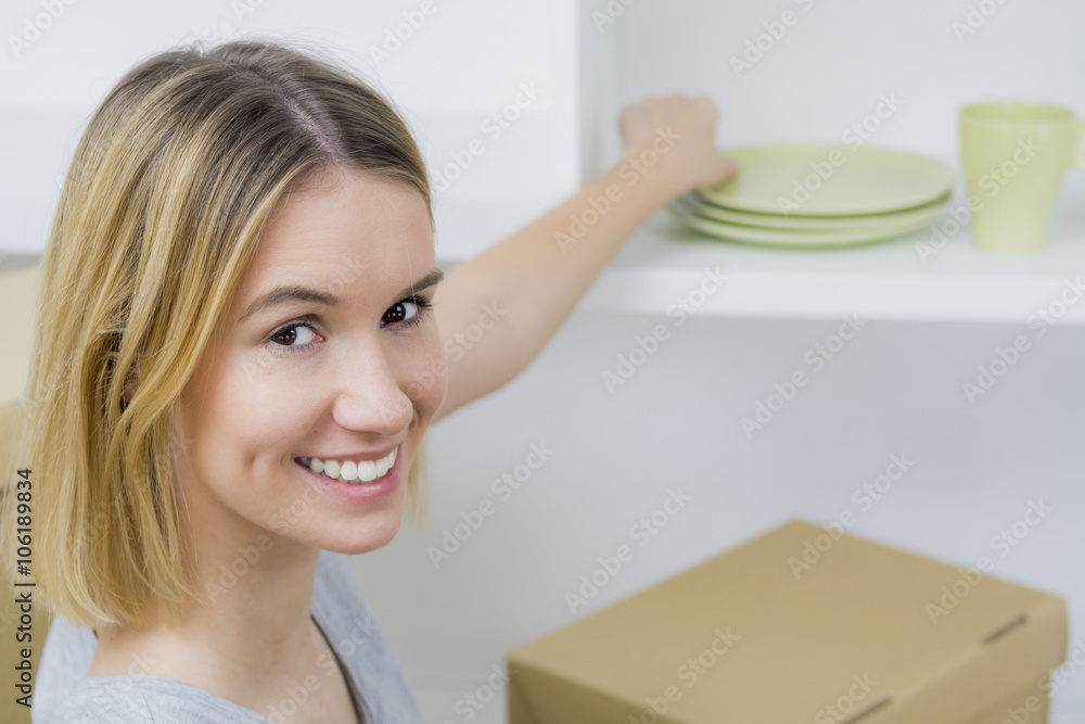 junge frau räumt schrank ein