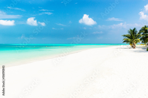 Fototapeta Naklejka Na Ścianę i Meble -  Белоснежный пляж на Мальдивских островах
