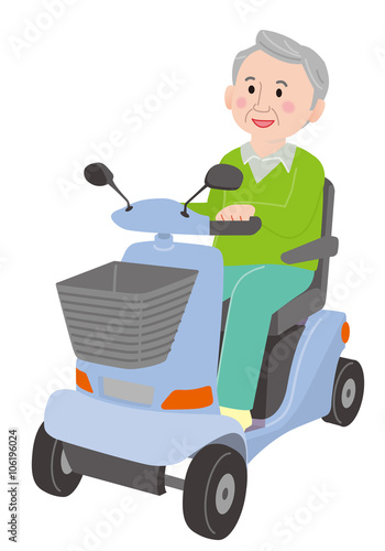 スクーターに乗る高齢者