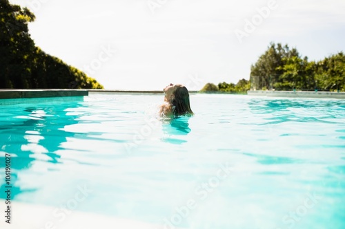 Beautiful woman in the pool looking up © WavebreakmediaMicro
