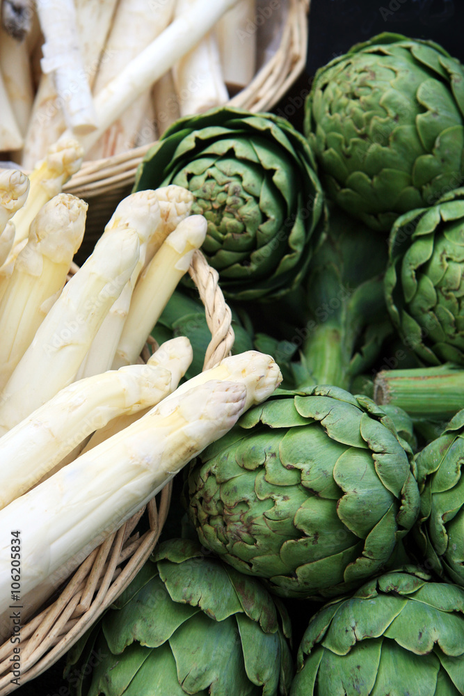 Obraz premium Asparagus and artichokes