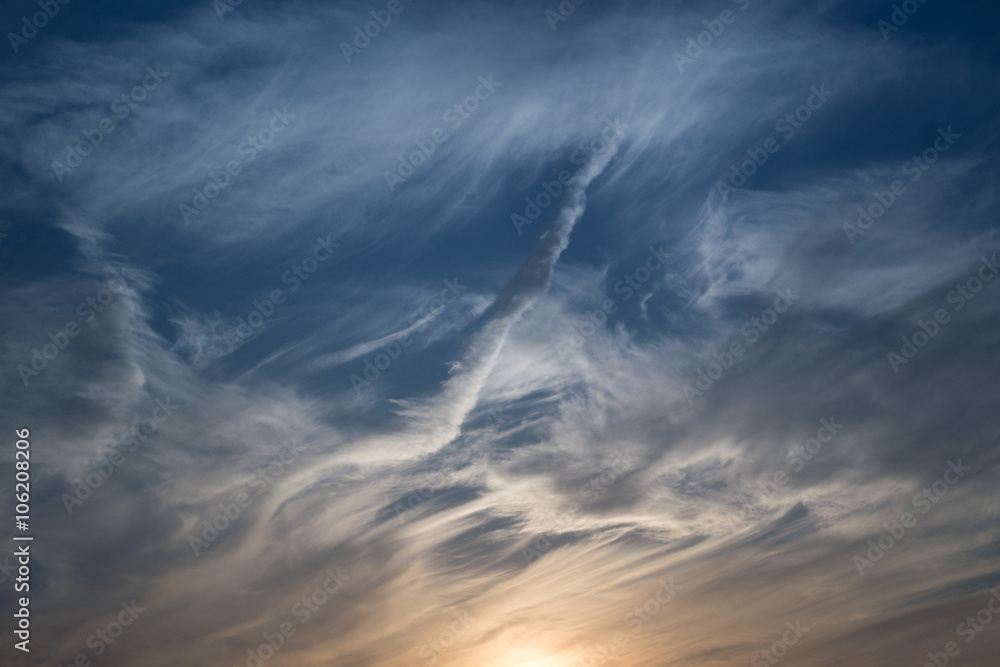 Fototapeta premium zachód słońca na wieczornym niebie