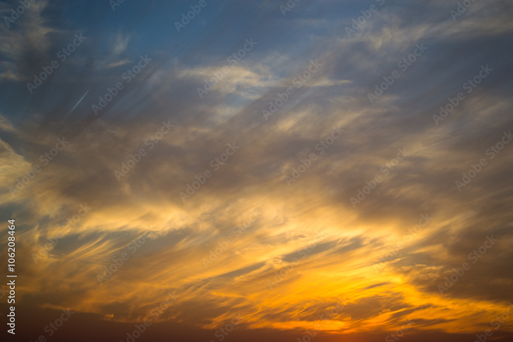 Fototapeta premium zachód słońca na wieczornym niebie