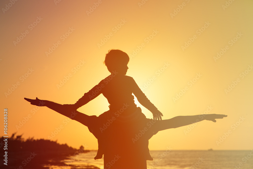 Fototapeta premium father and son play on sunset sky