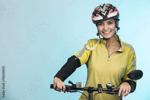 Donna Ciclista con casco su sfondo celeste