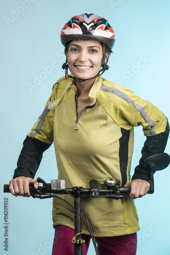Donna Ciclista con casco e maglia gialla sorride