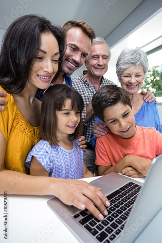 Happy family interacting using laptop © WavebreakmediaMicro