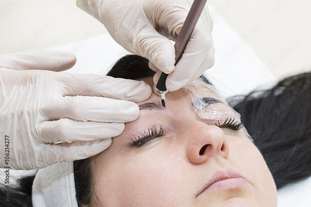 Mikrobleyding eyebrows workflow in a beauty salon Mikrobleyding eyebrows workflow in a beauty salon