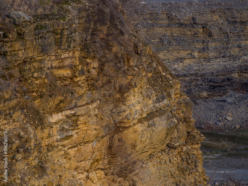 Felswände im Steinbruch © focus finder