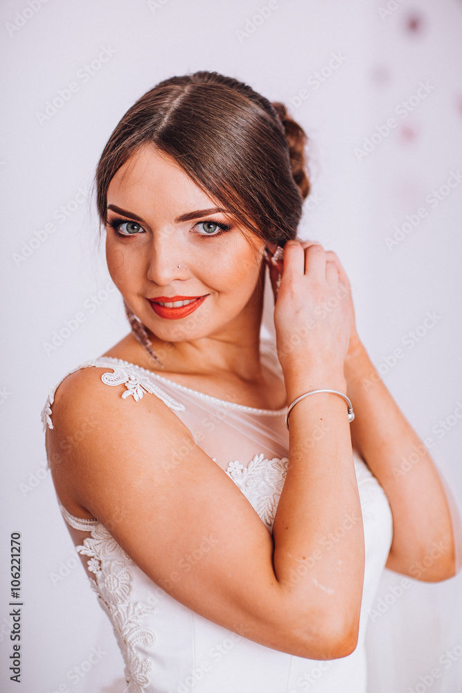 Naklejka premium Portrait of Beautiful Bride with Fashion MakeUp. Close Up. Bride in a wedding-dress is in fashion style.