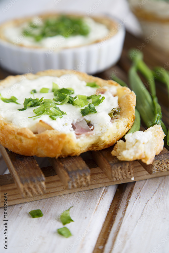 Tart with ham, onion and cheese Tart with ham, onion and cheese