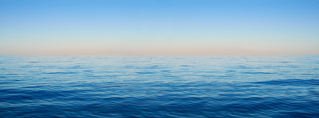 Fotobehang Oceaan golven Panorama van zeegolven bij dageraad  © Oleksandrum