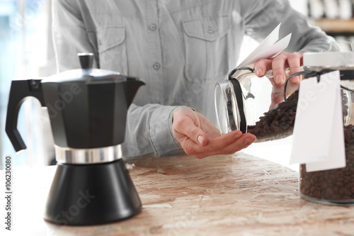 Czajniczek do parzenia kawy.Kawiarnia   barista wybiera gatunek kawy do zaparzenia w kawiarce ci  nieniowej