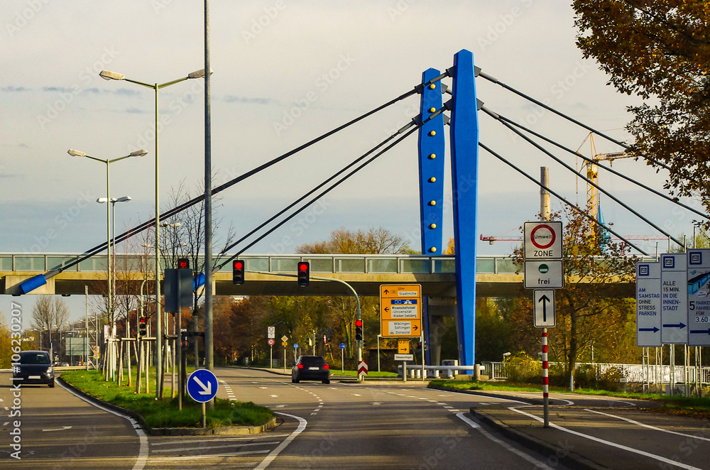 Verkehrsknotenpunkt in Ulm mit Blautalbrücke