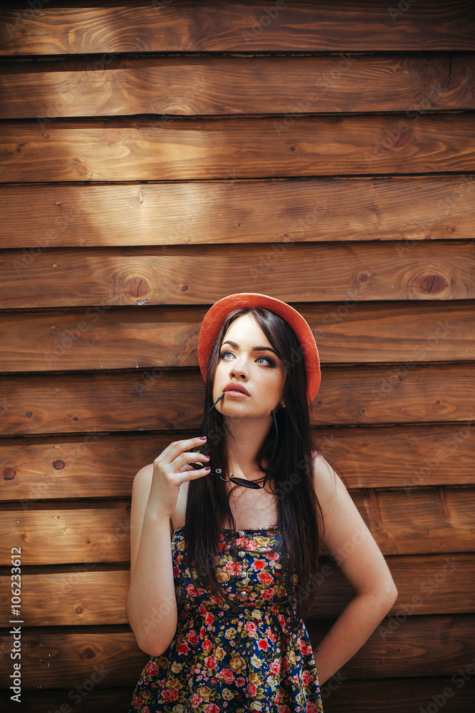 Obraz premium beautiful girl poses for camera in the city
