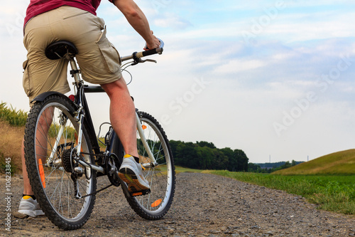 Mann f  hrt auf einem Mountainbike