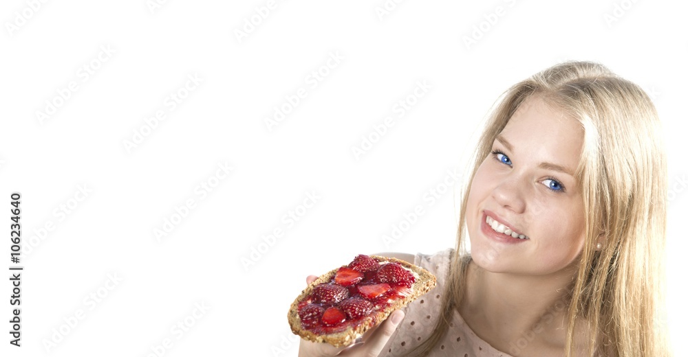 Blonde Jugendliche mit stechend blauen Augen mit Erdbeeren