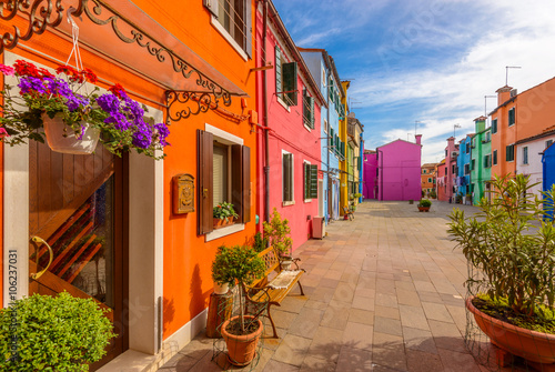 Fototapeta Naklejka Na Ścianę i Meble -  Colorful apartment building in Burano, Venice, Italy.
