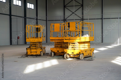 New factory hall with hydraulic scissors lift platforms