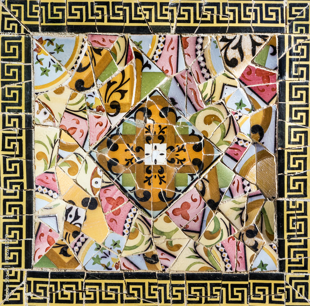 Obraz premium Rozbita szklana mozaika, dekoracja w parku Guell, Barcelona