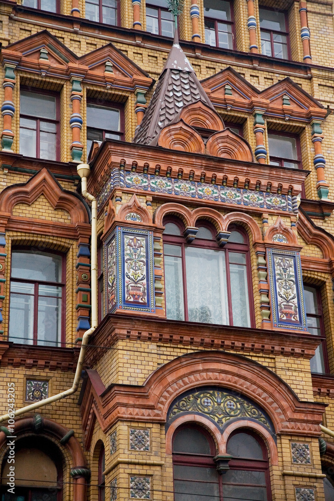 Obraz premium Facade of an old house made in Russian style