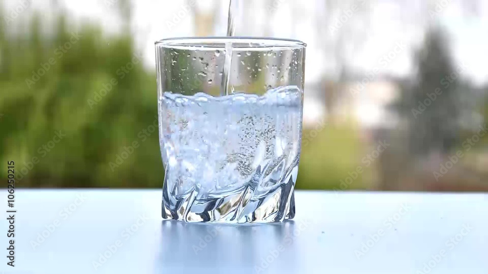 L’eau minérale versée dans un verre L’eau minérale versée dans un verre