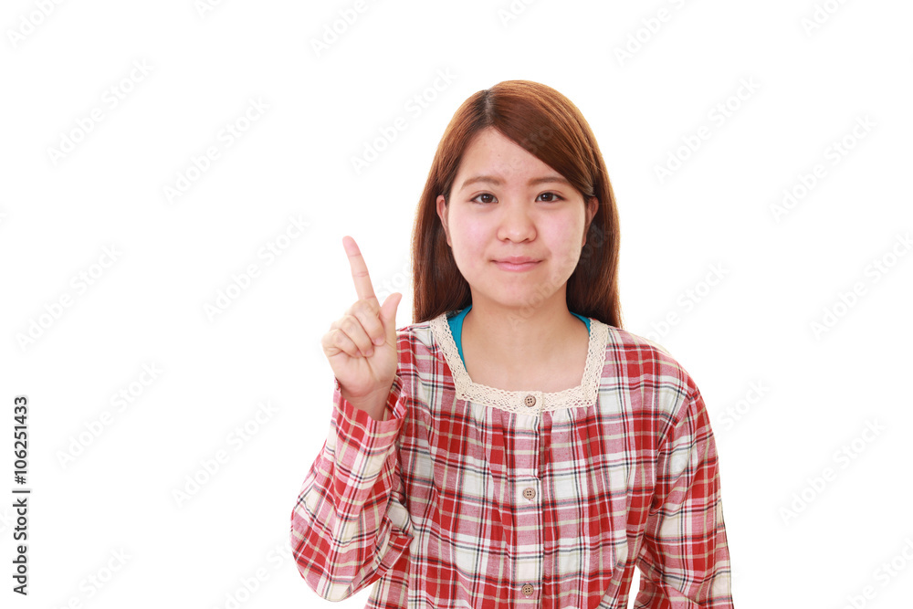 指示する笑顔の女性 指示する笑顔の女性
