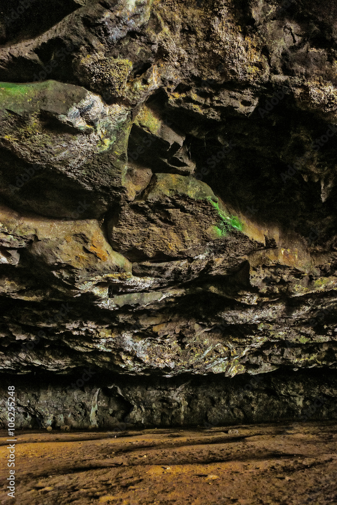 Rocks in Maniniholo Dry Cave