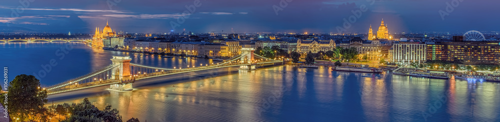 Obraz premium Budapeszt oświetlony