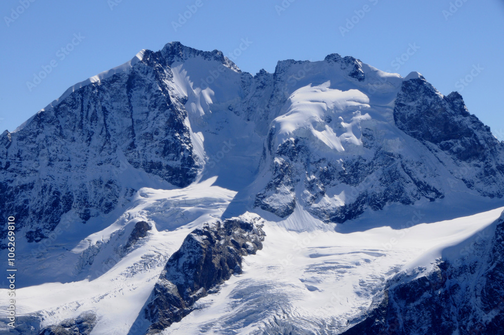 Gipfel des Piz Corvatsch und der Bernina Gruppe im Oberengadin
