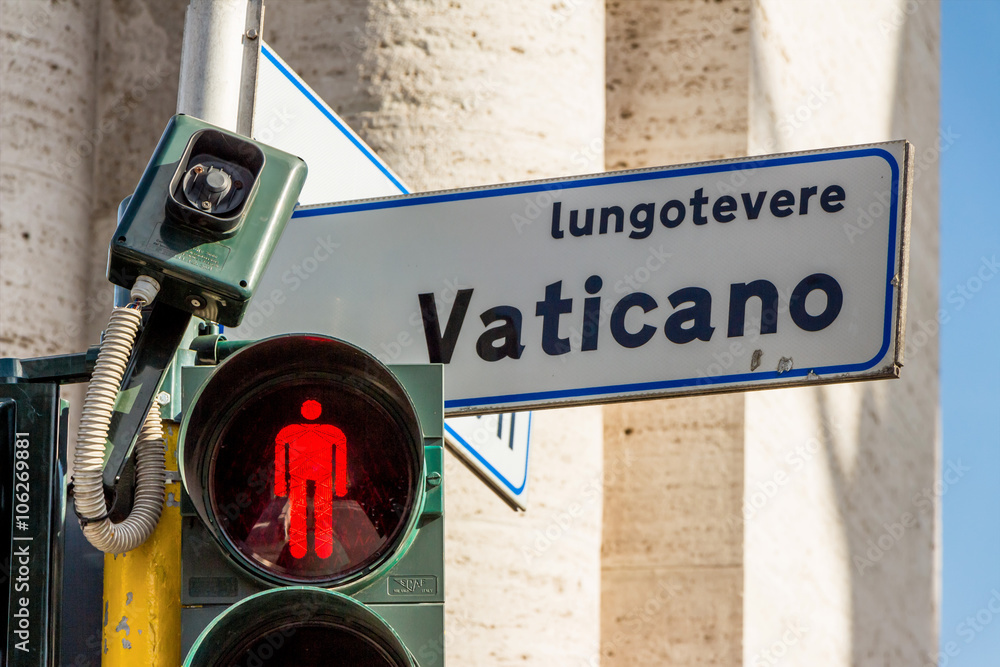 Fototapeta premium Vatikan Strassenschild und Ampel