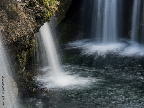 Fototapeta Naklejka Na Ścianę i Meble -  Wasserfall. Fliessendes Wasser
