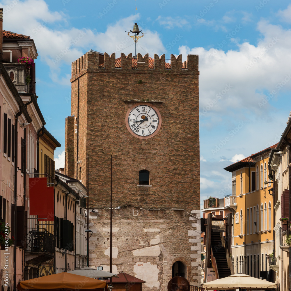 Obraz premium Średniowieczna wieża zegarowa w Mestre niedaleko Wenecji - Włochy