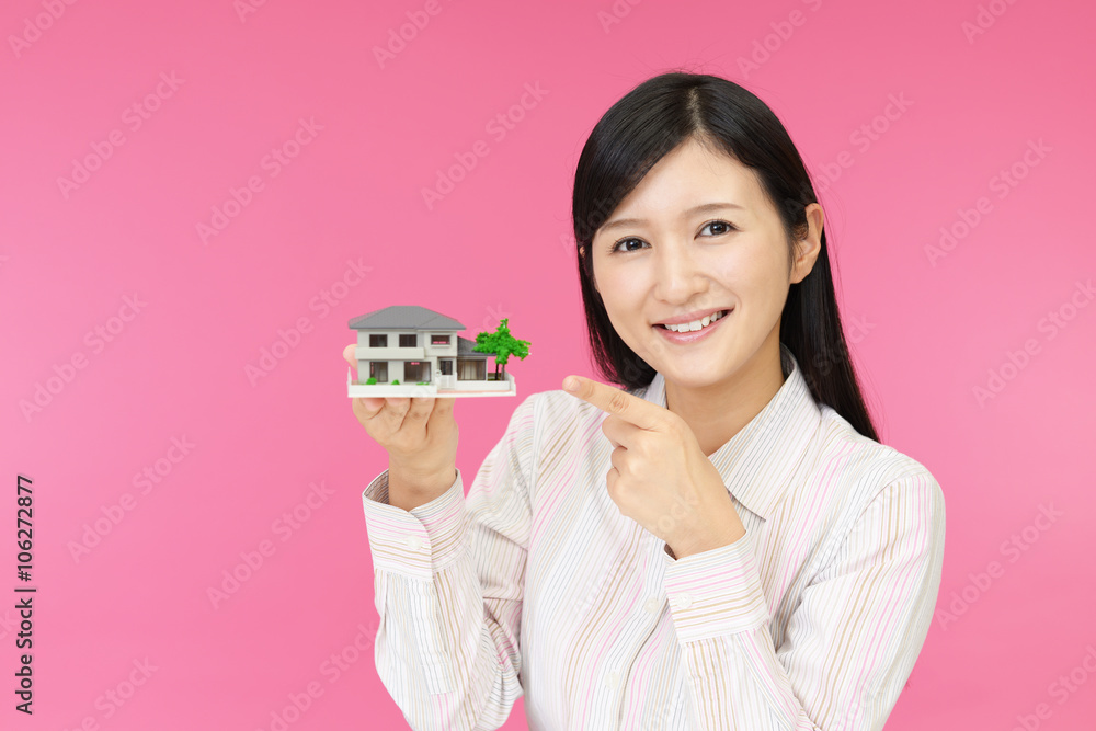 住宅模型を持つ笑顔の女性 住宅模型を持つ笑顔の女性