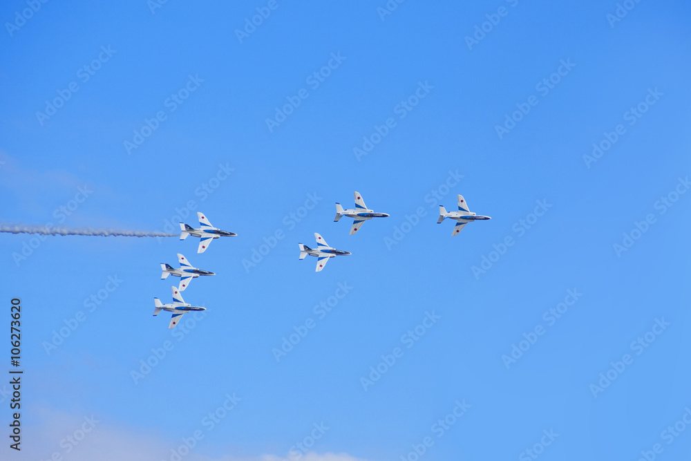 Obraz premium SAITAMA, JAPAN - NOVEMBER 3, 2014: Japanese Air Self-Defense Force holds their annual airshow at their Iruma airbase. They have a demonstration flight by an aerobatic team called Blue Impulse.