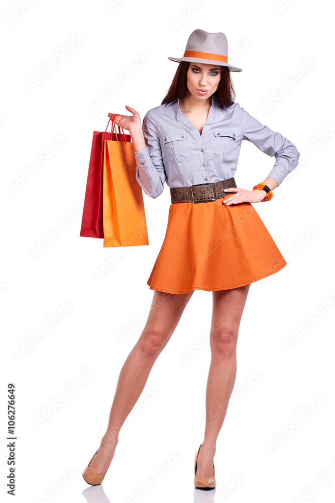 Casual style woman hold shopping bag. Studio female isolated por Casual style woman hold shopping bag. Studio female isolated por