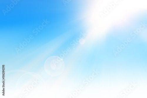 Raggi di sole nel cielo azzurro