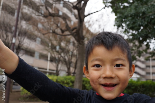 公園で遊ぶ少年 笑顔 バストショット 日本人