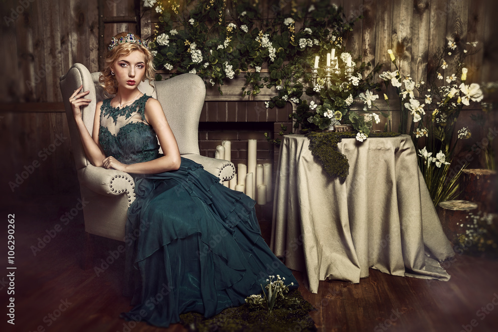 Fototapeta premium blond girl in a crown